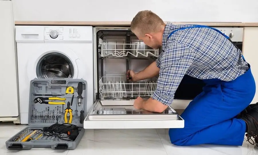 Gölbaşı Sunny servisi teknisyen ekibi beyaz eşya tamiri yaparken